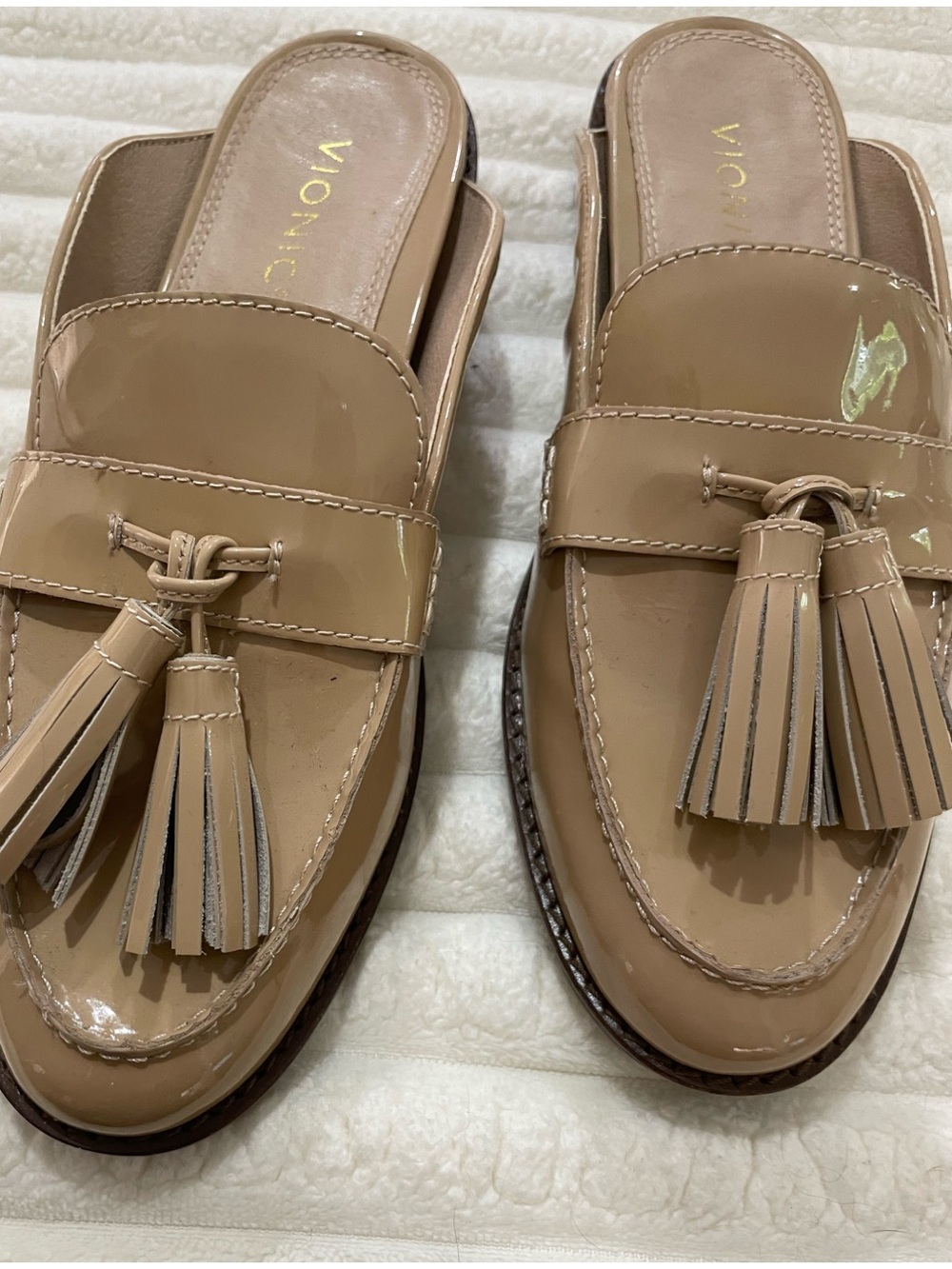 Vionic like new Beige Patent leather Reagan Tassel Mule Loafers size 8 - Picture 2 of 6